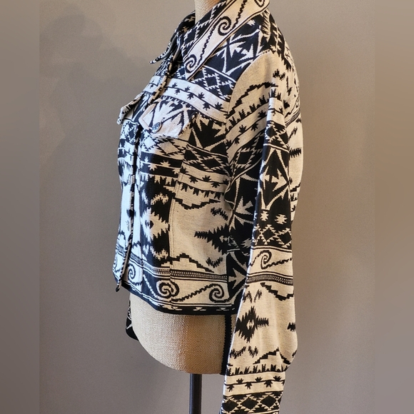 Flashback large black and white Aztec print cropped jacket - Picture 3 of 7